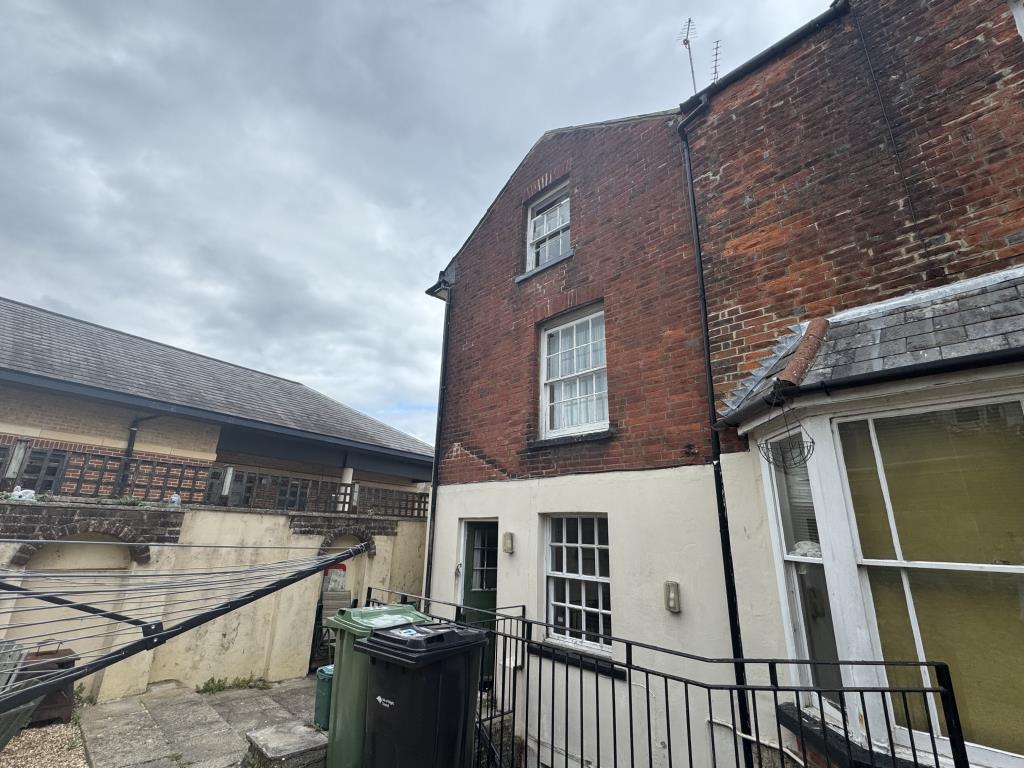 Lot: 6 - TOWN CENTRE MAISONETTE WITH GARDEN FOR INVESTMENT OR OCCUPATION - Entrance to maisonette